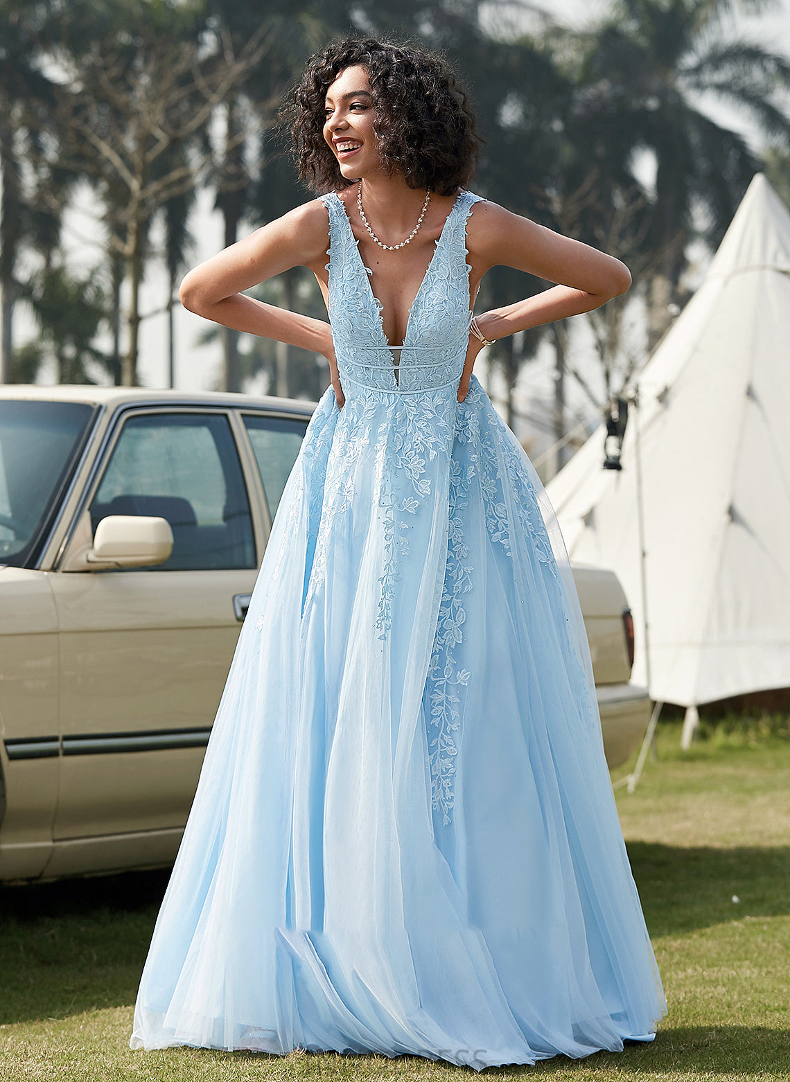 Ball-Gown/Princess With Tulle Sweep V-neck Beading Prom Dresses Giselle Train Lace